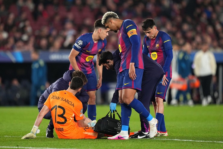 Chấn thương của Joan Garcia ở phút 80