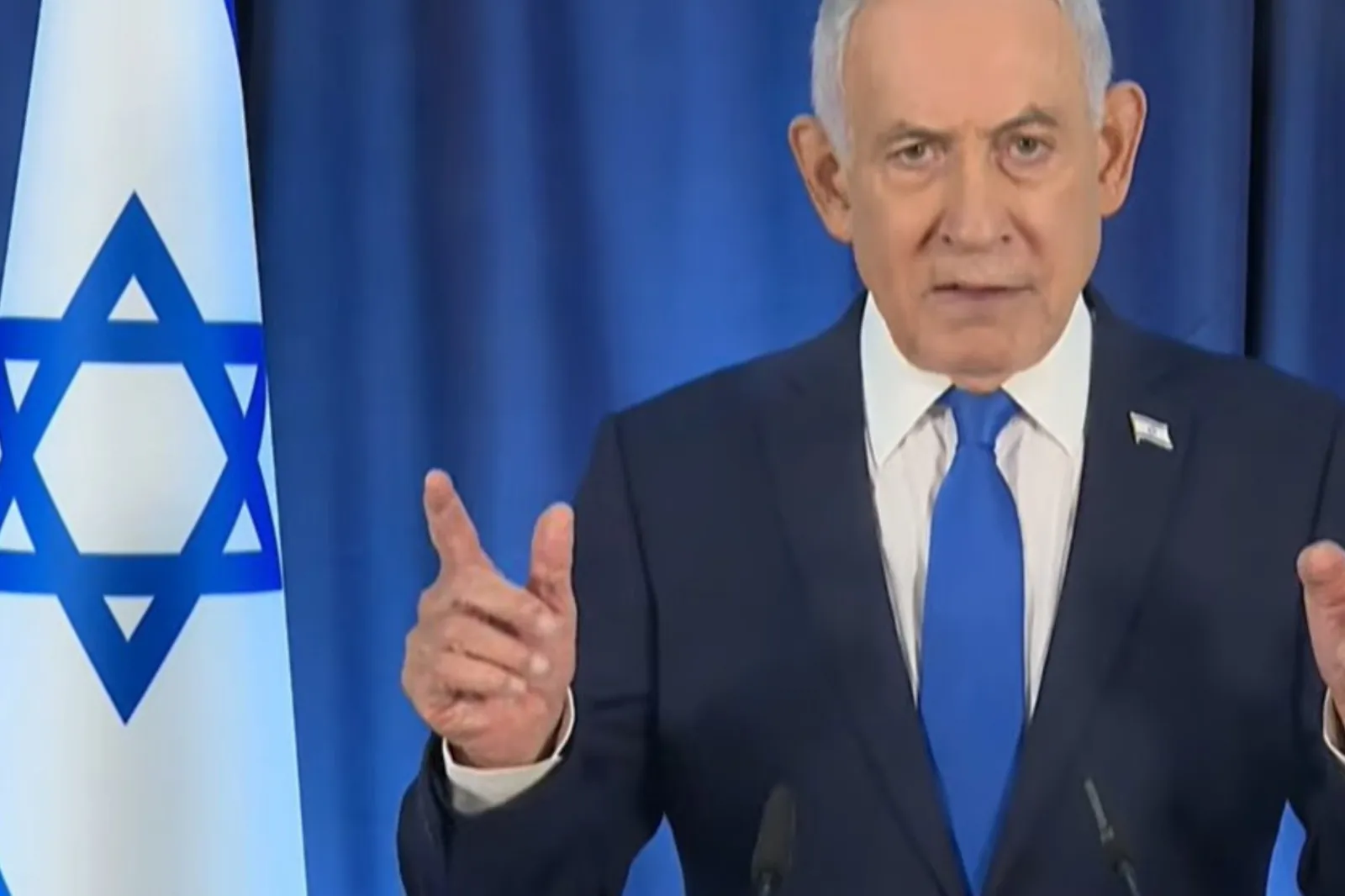 Ảnh chụp màn hình cho thấy bàn tay bình thường của ông Netanyahu, khác với tin đồn lan truyền. Ảnh:&nbsp;Israeli Government Press Office/YouTube
