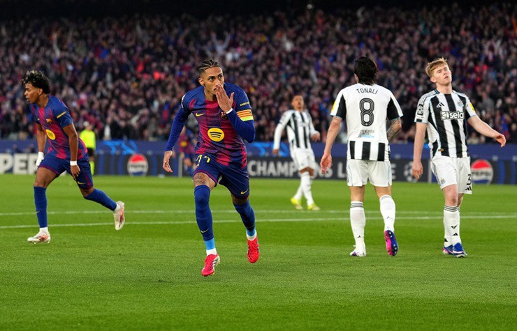 Raphinha tỏa sáng với cú đúp bàn thắng,&nbsp;2 kiến tạo và&nbsp;1 lần đem&nbsp;về quả phạt đền