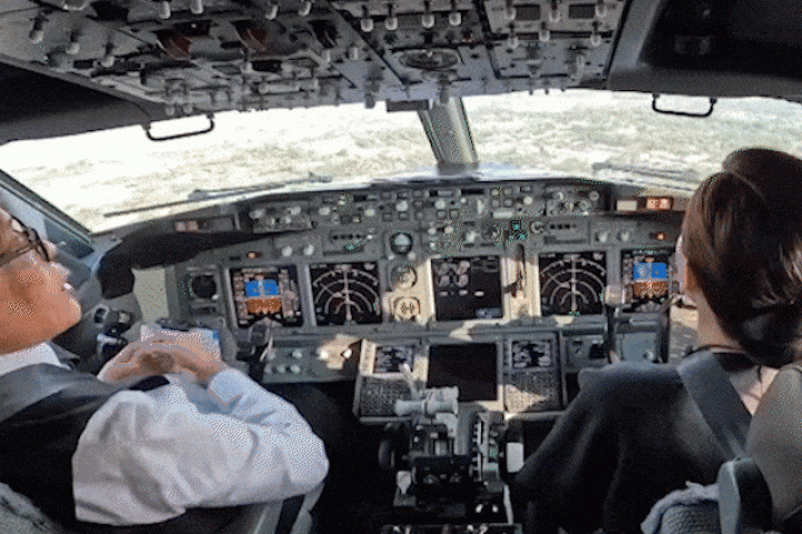 Vua Thái Lan tự lái chuyên cơ hoàng gia đến Lào