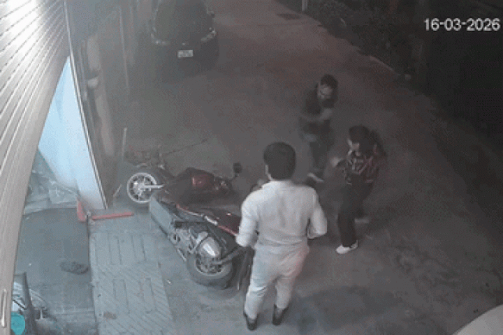 Hà Nội: Người đàn ông bị 3 người kéo từ trong nhà ra ngoài đánh