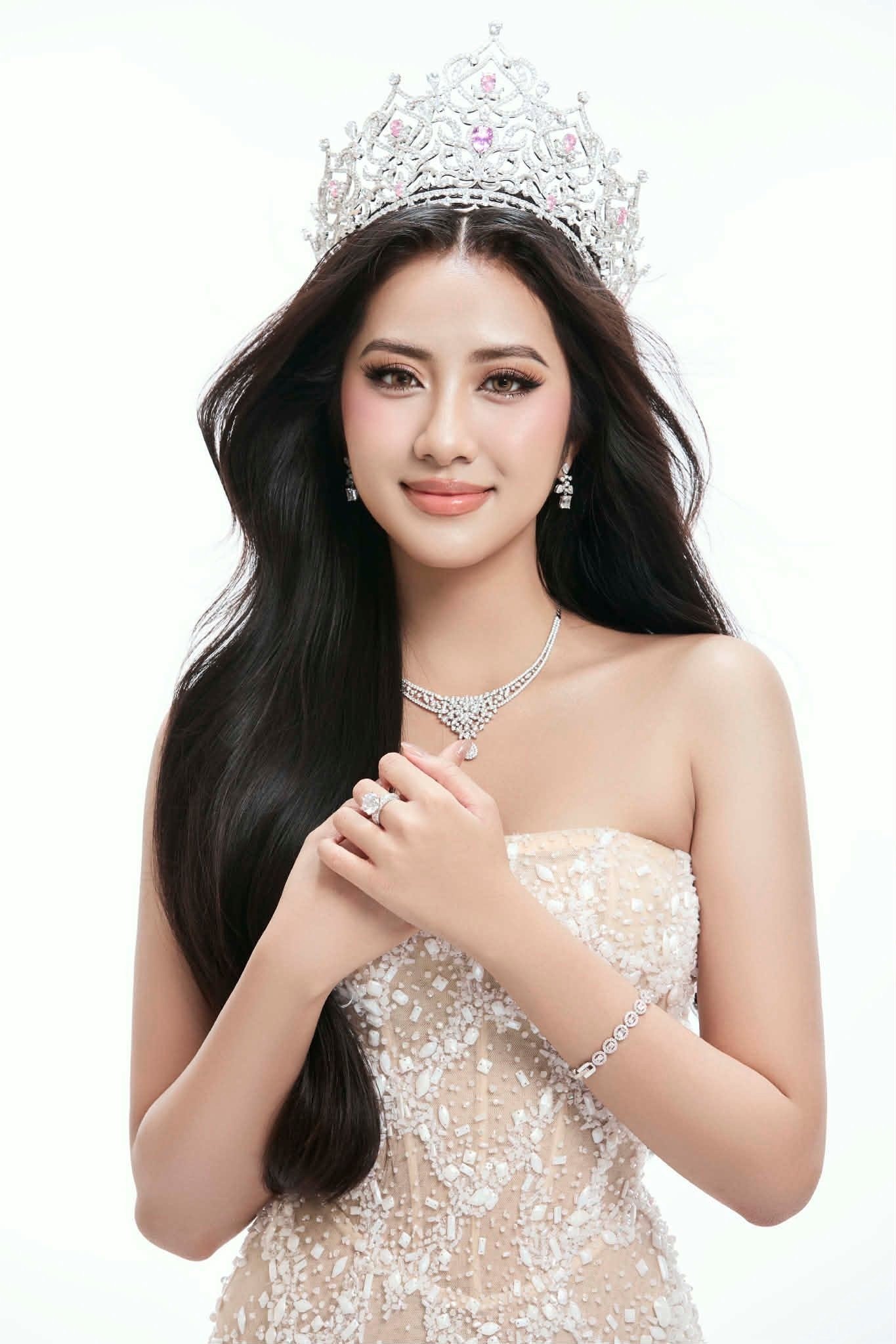 Nhan sắc ngày càng thăng hạng của Hoa hậu Hà Trúc Linh sau 10 tháng đăng quang - 1