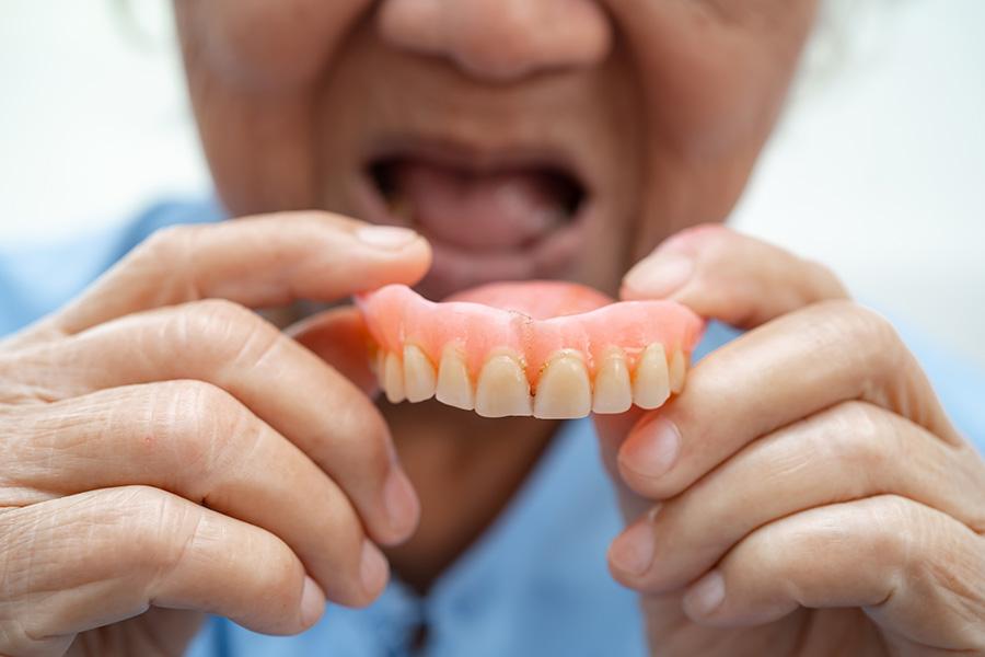 Hàm tháo lắp không ngăn ngừa được tiêu xương hàm, khôi phục chức năng ăn nhai chỉ 30-40%.