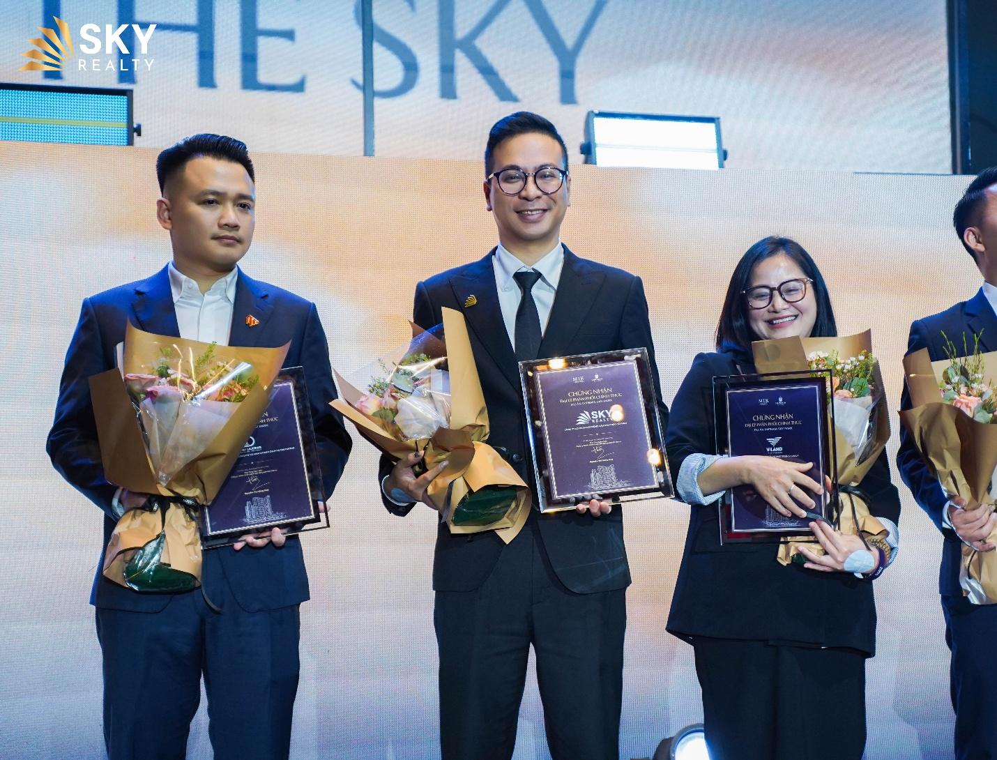 Ông Hồ Ngọc Tùng - P. TGĐ Sky Realty nhận chứng nhận đại lý chiến lược dự án Imperia Sky Park.