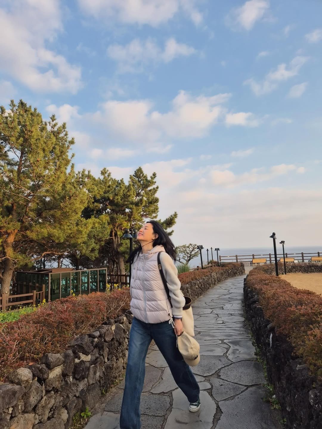 Young Ae khoe nhan sắc trẻ đẹp bên hình ảnh nàng Dae Jang Geum của bản thân. Nguồn: @leeyoungae0824