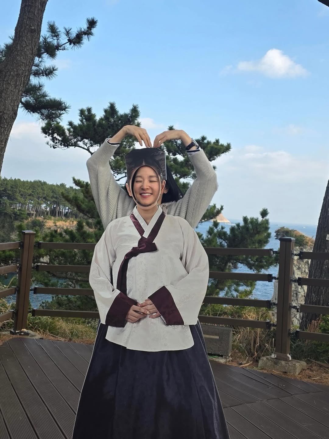 Young Ae khoe nhan sắc trẻ đẹp bên hình ảnh nàng Dae Jang Geum của bản thân. Nguồn: @leeyoungae0824