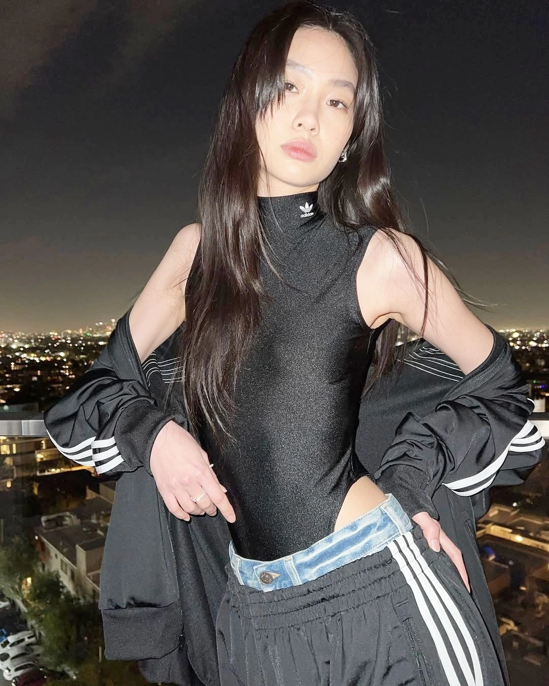 Ở đời thường, người đẹp thích gu mặc thoải mái, đa phần là crop-top, áo xẻ hông hoặc trễ vai. Ảnh: Instagram Hoooooyeony