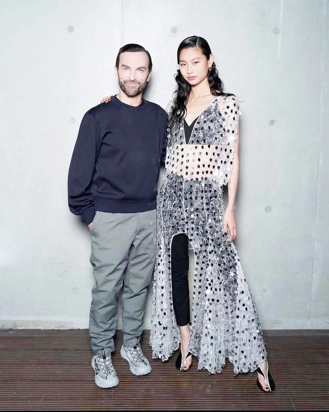 Sao Hàn lăng xê mốt xuyên thấu chấm bi khi dự sự kiện thời trang ở Thượng Hải, Trung Quốc, năm 2024. Ảnh cô sánh đôi nhà thiết kế Nicolas Ghesquière nhận nửa triệu lượt thích trên các nền tảng số. Ảnh: LV, Instagram Hoooooyeony