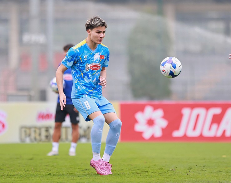 Cầu thủ Việt kiều Moric tập luyện trong màu áo U23 Việt Nam.