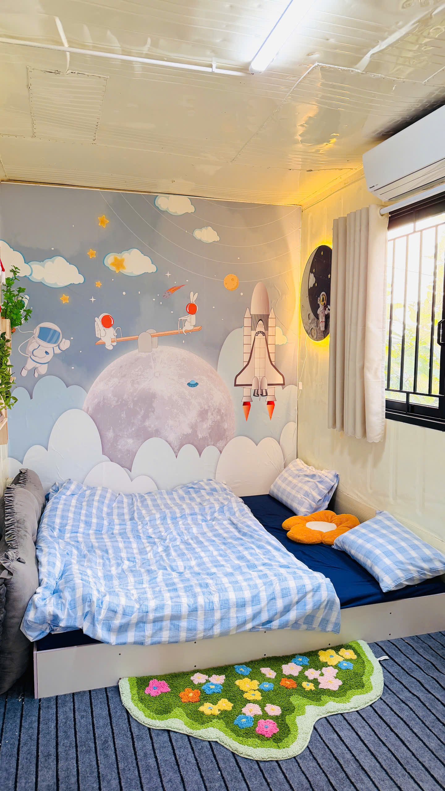 Phần tường được giữ nguyên bản từ container. Chị Linh dán giấy, tranh và gắn thêm kệ gỗ để tăng tính thẩm mỹ cho không gian sống