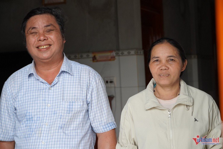 Vợ chồng anh Hậu rong ruổi khắp các tỉnh thành để bán tăm bông suốt nhiều năm qua