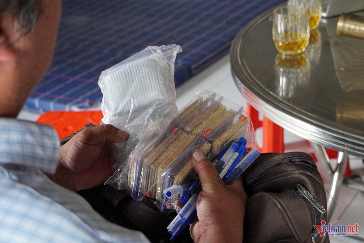 Vợ chồng anh Hậu rong ruổi khắp các tỉnh thành để bán tăm bông suốt nhiều năm qua