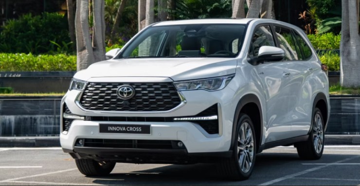 VinFast VF7 chạy thuần điện có lợi thế gì so với Toyota Innova Cross Hybrid? - 2