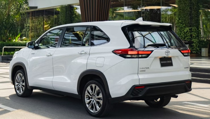 VinFast VF7 chạy thuần điện có lợi thế gì so với Toyota Innova Cross Hybrid? - 4