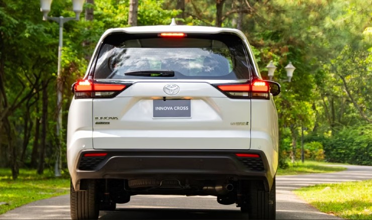 VinFast VF7 chạy thuần điện có lợi thế gì so với Toyota Innova Cross Hybrid? - 6