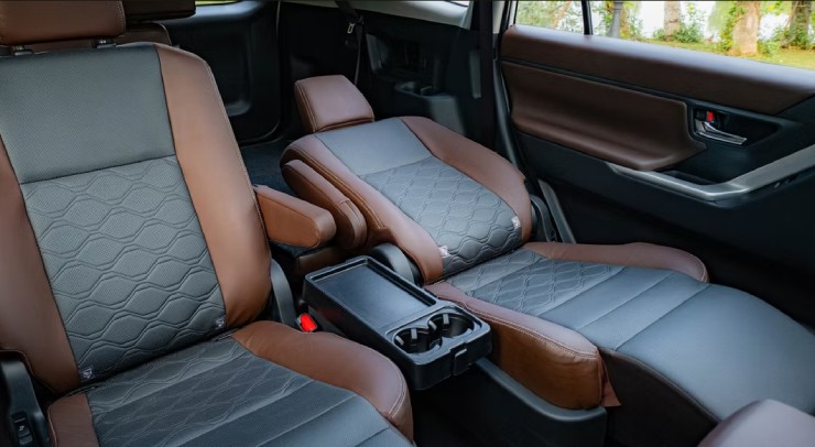 VinFast VF7 chạy thuần điện có lợi thế gì so với Toyota Innova Cross Hybrid? - 10