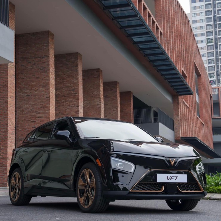 VinFast VF7 chạy thuần điện có lợi thế gì so với Toyota Innova Cross Hybrid? - 1