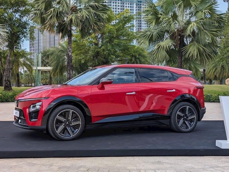 VinFast VF7 chạy thuần điện có lợi thế gì so với Toyota Innova Cross Hybrid? - 3