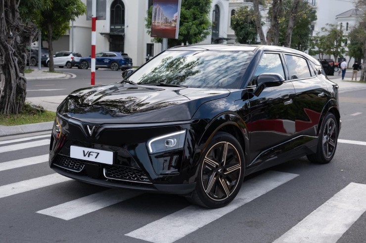 VinFast VF7 chạy thuần điện có lợi thế gì so với Toyota Innova Cross Hybrid? - 5