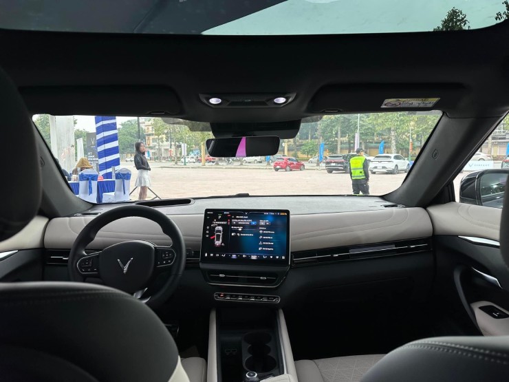 VinFast VF7 chạy thuần điện có lợi thế gì so với Toyota Innova Cross Hybrid? - 7