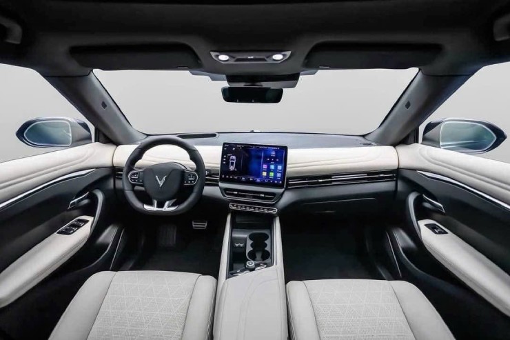 VinFast VF7 chạy thuần điện có lợi thế gì so với Toyota Innova Cross Hybrid? - 9