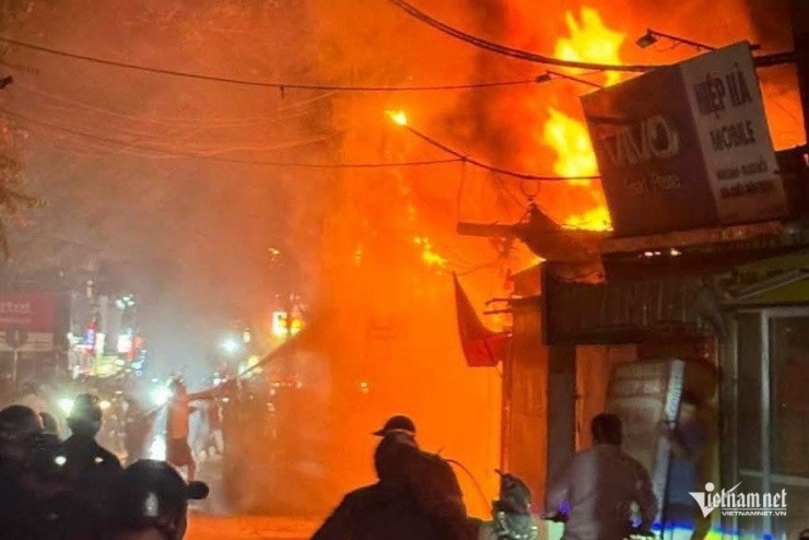 Cháy lớn tại quán 'hát cho nhau nghe' ở Hà Nội - 1