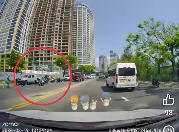 Hình ảnh những người nhặt tiền được ghi lại. Ảnh: Cắt từ clip.