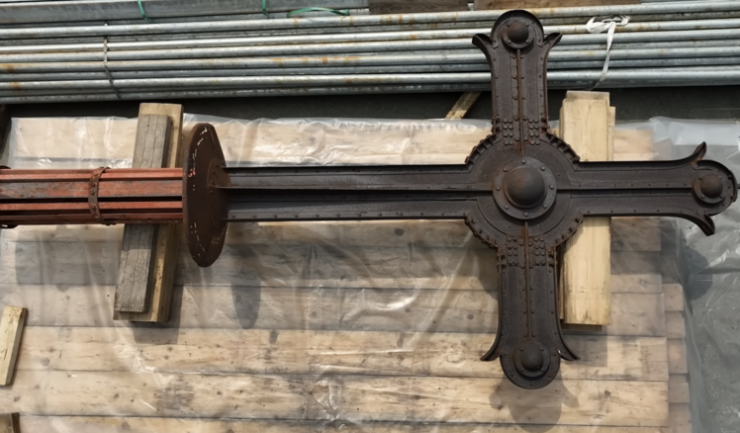 Thánh giá mạ vàng Nhà thờ Đức Bà Sài Gòn chế tác ra sao - 1