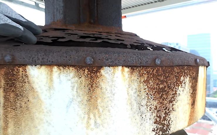 Thánh giá đặt trên tháp kẽm nhà thờ từ năm 1894 khi tháo dỡ vào tháng 3/2023 bị hư hỏng, rỉ sét không thể phục chế. Ảnh: Tổng giáo phận TP HCM