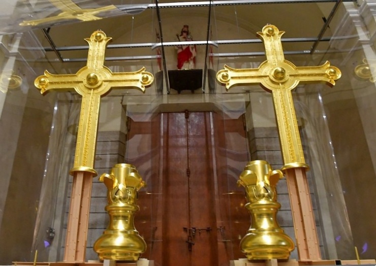 Bản vẽ tháp kẽm và phần chân đế đặt thánh giá là phần hoa bách hợp bằng kẽm. Sau khi hoàn thành trùng tu, thiết kế này sẽ giống như nguyên bản năm 1894. Ảnh:&nbsp;Thanh Tùng