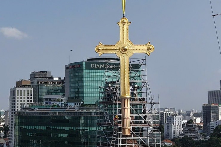 Thánh giá mạ vàng Nhà thờ Đức Bà Sài Gòn chế tác ra sao