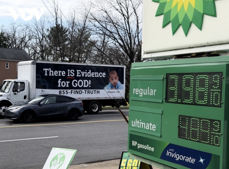 Giá xăng tại Mỹ tăng lên mức 3,98 USD/gallon