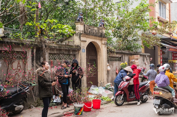 Làng Đông Ngạc là làng trong phố hiếm hoi ở Hà Nội với nét hiện đại và xưa cũ đan xen nhau. Ảnh: Nguyễn Huy
