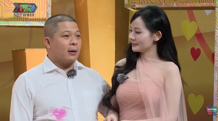 Cặp đôi hơn kém nhau 12 tuổi có chuyện tình "thần tốc". Ảnh cắt từ clip&nbsp;