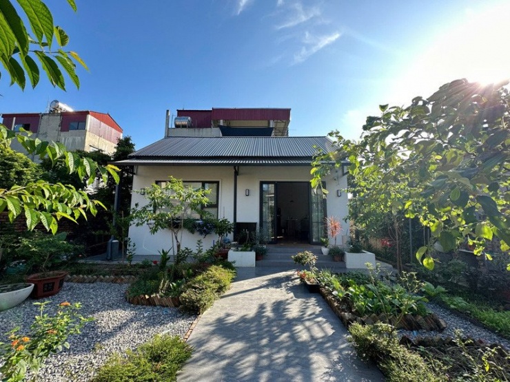 Căn nhà và khu vườn xinh đẹp là tâm huyết của Giang 
