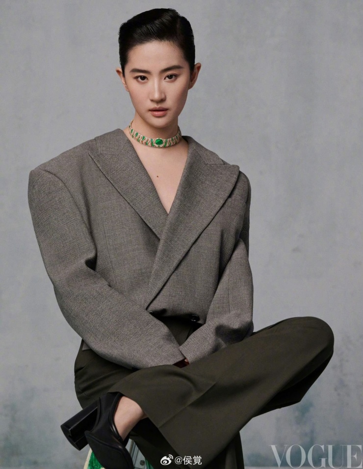 Người hâm mộ cho rằng stylist đã làm xấu hình ảnh của Lưu Diệc Phi khi cô chụp hình thời trang cho Vogue. Đa số nhận xét phong cách unisex, kiểu tóc nam tính, áo khoác độn vai quá khổ thể hiện sự mạnh mẽ, không phù hợp vẻ đẹp của ngôi sao. Ảnh: Vogue