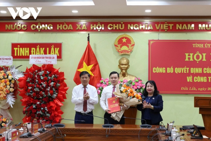 Ông Lương Nguyễn Minh Triết, Bí thư Tỉnh ủy Đắk Lắk và bà Cao Thị Hòa An, Phó Bí thư thường trực Tỉnh ủy, trao Quyết định và hoa chúc mừng ông Đỗ Hữu Huy.