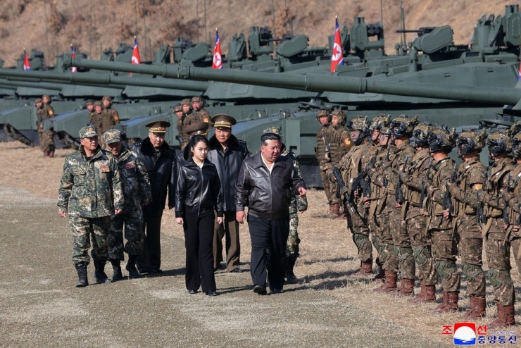 Ông Kim Jong Un và con gái trong chuyến thị sát. (Ảnh: KCNA)