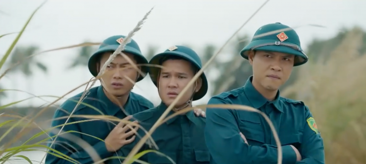 Lợi và anh em trong đội dân quân tự vệ chứng kiến màn níu kéo tình cảm của Hà Lê với Minh Kiên. Ảnh VTV