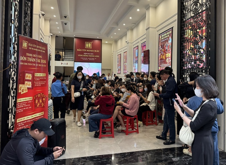 Khách hàng chờ đợi mua vàng. Ảnh: D.A