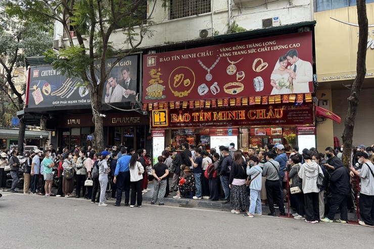 Hàng dài người dân xếp hàng chờ mua vàng. Ảnh: D.A