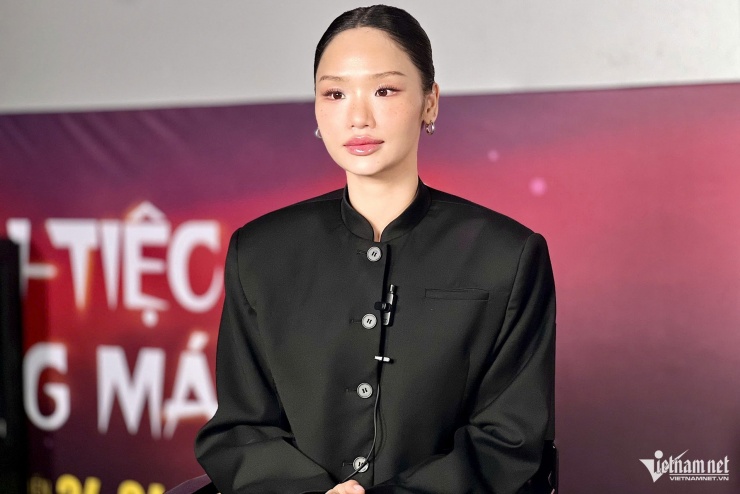 Ca sĩ Miu Lê trong buổi showcase phim "Đại tiệc trăng máu 8".&nbsp;