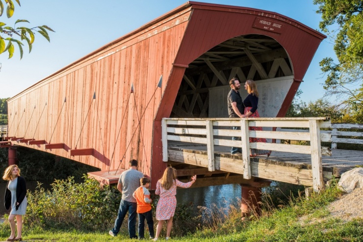 Du khách tham quan cây cầu gỗ đặc trưng tại bang Wisconsin, bối cảnh của bộ phim "The Bridges of Madison County". Nguồn: BrandUSA