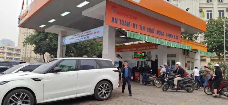 Giá xăng dầu lại tăng mạnh.