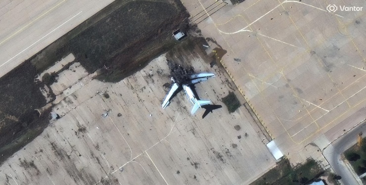 Một máy bay bị phá hủy tại căn cứ không quân Shiraz, Iran, ngày 6/3. (Ảnh: Vantor)