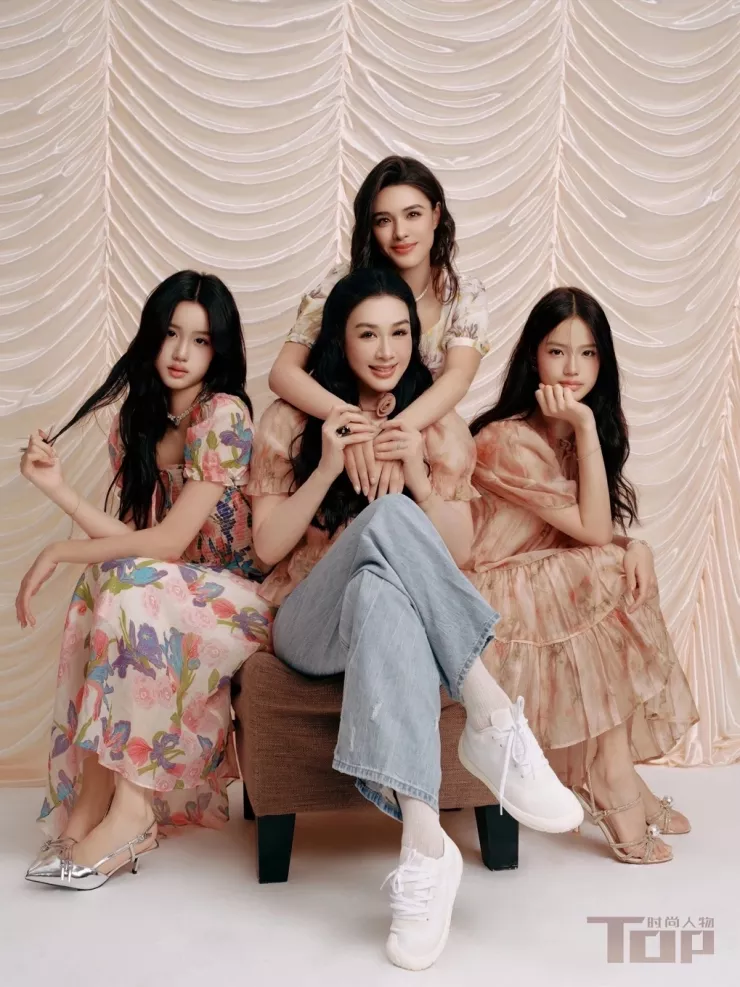 Chung Lệ Đề có ba con gái sau hai cuộc hôn nhân trước, con đầu lòng - Yasmine Ross - năm nay 28 tuổi, chủ yếu sống ở Canada. Lệ Đề cùng hai con út định cư ở Bắc Kinh, Trung Quốc. Hai cô gái vốn họ Nghiêm, được đổi sang họ Trương sau khi Chung Lệ Đề kết hôn lần thứ ba với diễn viên Trương Luân Thạc, năm 2016.