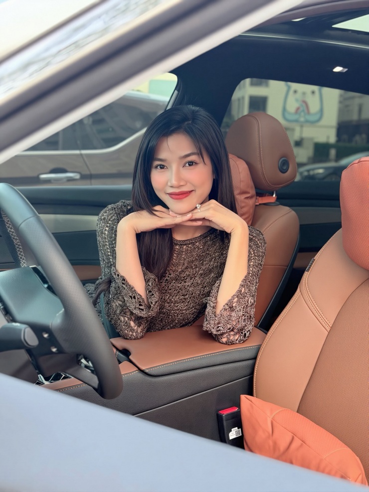 Nữ diễn viên kể có những ngày quay kéo dài tới 24 giờ, việc quay phim ở vùng biển cũng khiến làn da đen sạm. 