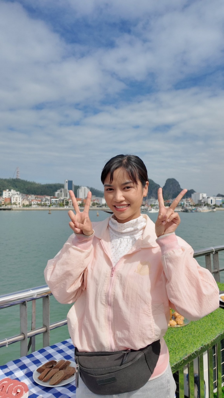 Nữ diễn viên sinh năm 1996 cho biết để ra chất quê mùa của Khánh Linh, cô quyết định ra chợ đồ cũ sắm quần áo cho nhân vật với tổng chi phí khoảng 2 triệu đồng. 