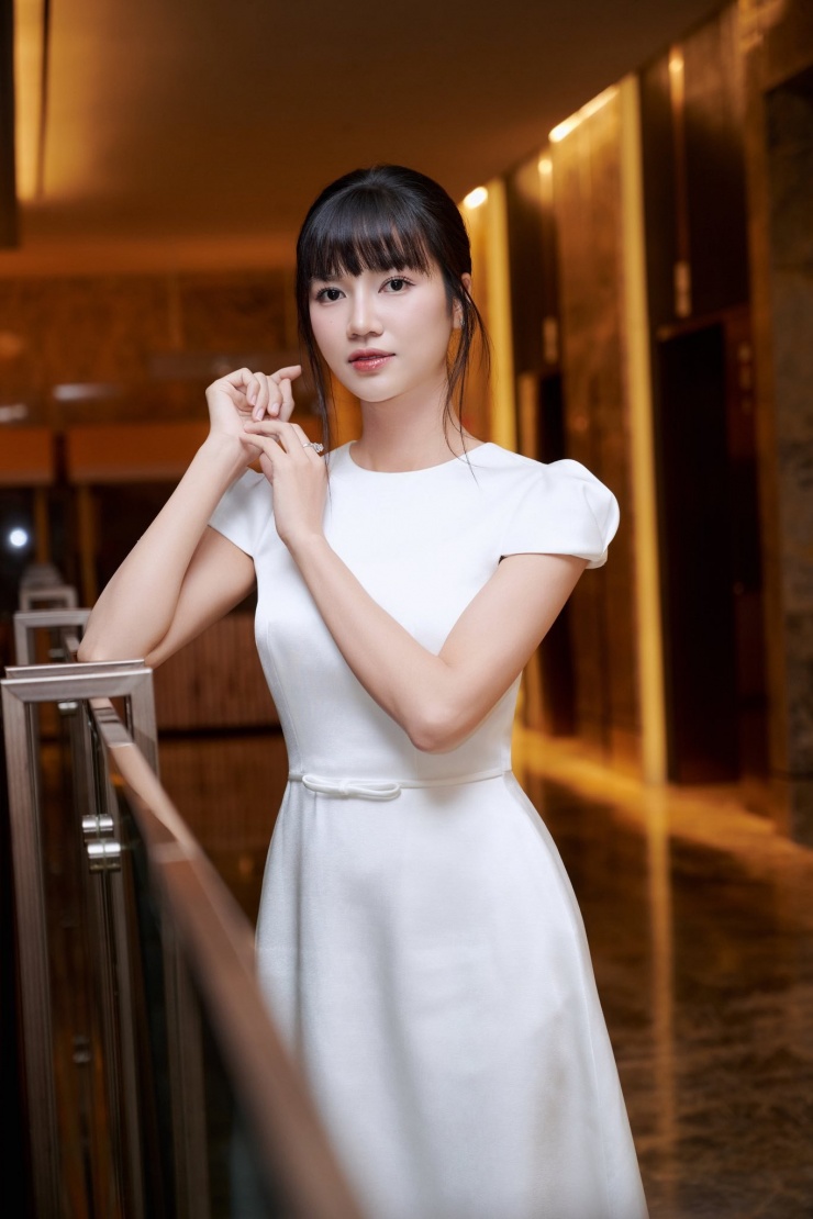 Anh Đào tốt nghiệp Đại học Sân khấu & Điện ảnh Hà Nội, sở hữu lối diễn xuất tự nhiên và được yêu mến bởi nét mộc mạc. Cô gây chú ý với các phim: Lối về miền hoa, Gặp em ngày nắng, Vui lên nào anh em ơi, Lằn ranh và hiện tại là Không giới hạn. 