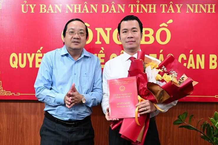 Ông Nguyễn Minh Lâm, Phó Chủ tịch UBND tỉnh Tây Ninh (ảnh phải) trao quyết định cho ông Trương Tấn Sơn.